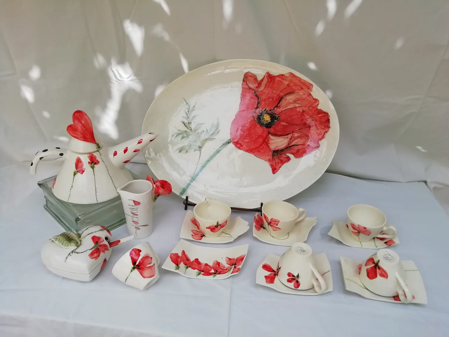 juego de té decorado con delicadas amapolas