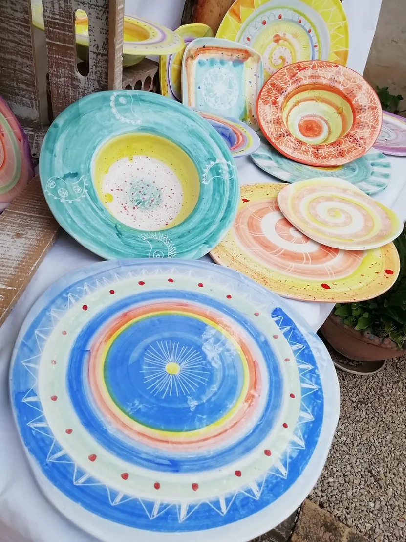 platos llanos decorados con motivos circulares en diversos colores