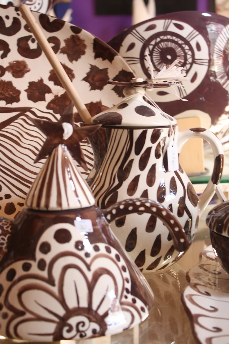 chocolateras decoradas con tramas de diseño minimalista en color marrón