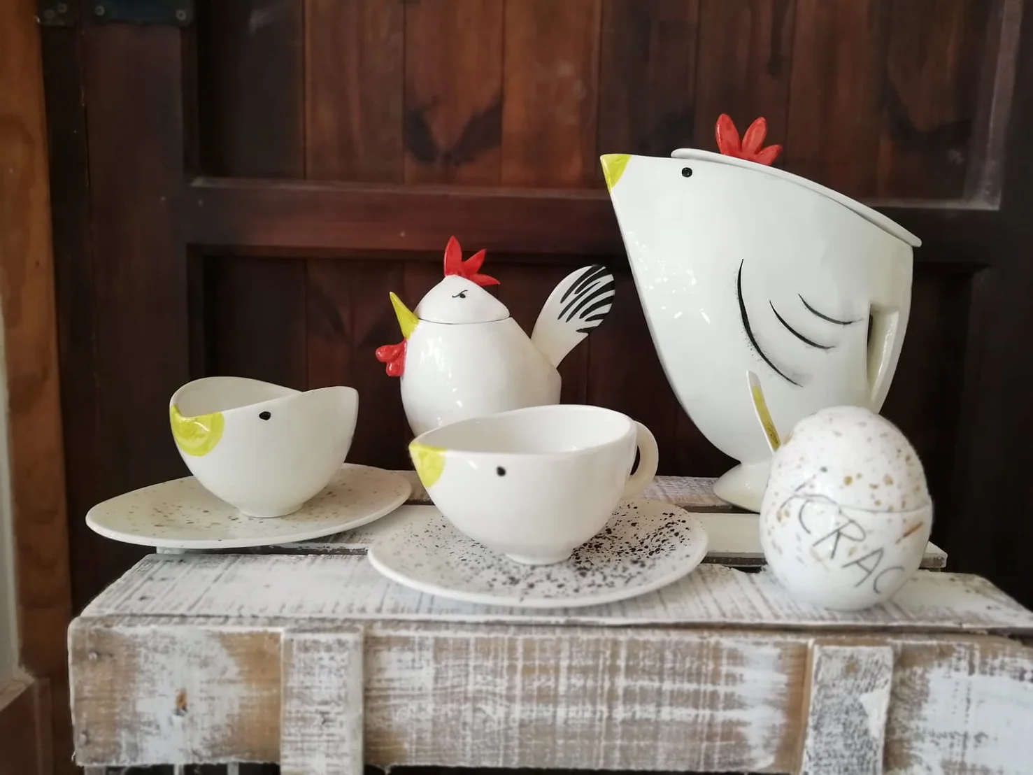 juego de té inspirado en la forma oval y decorado con estilo minimalista representando gallinas